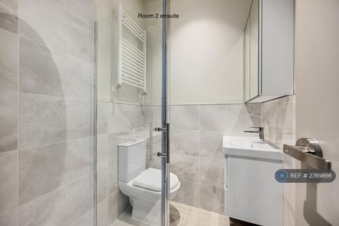 1 bedroom in a house share to rent, London Road, Morden, SM4