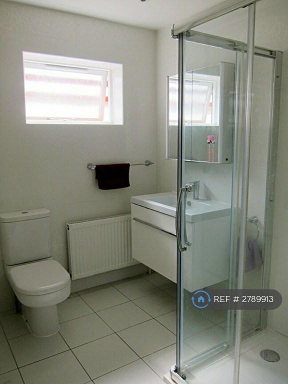 Main Bathroom (1st Photo)