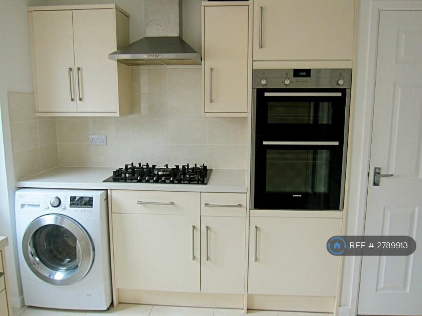 Kitchen (1st Photo)