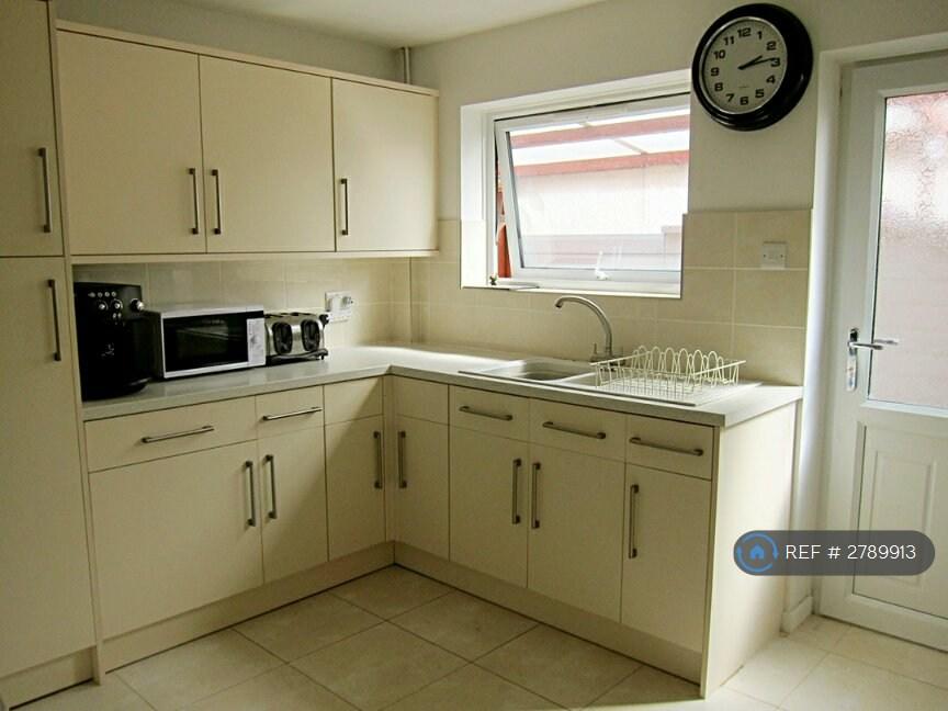 Kitchen (2nd Photo)