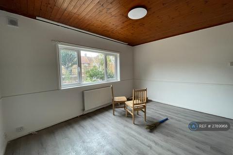 2 bedroom flat to rent, Southall Court, Southall, UB1