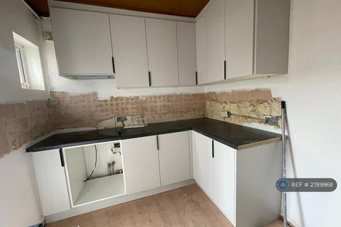 2 bedroom flat to rent, Southall Court, Southall, UB1