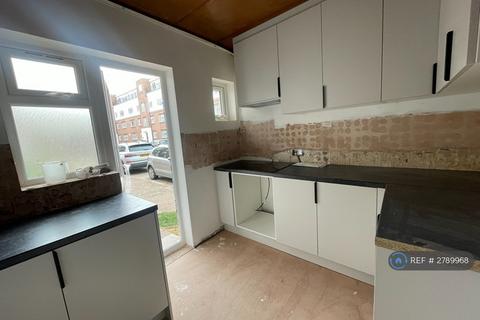 2 bedroom flat to rent, Southall Court, Southall, UB1