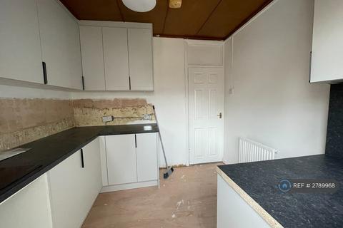 2 bedroom flat to rent, Southall Court, Southall, UB1