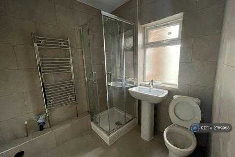 2 bedroom flat to rent, Southall Court, Southall, UB1