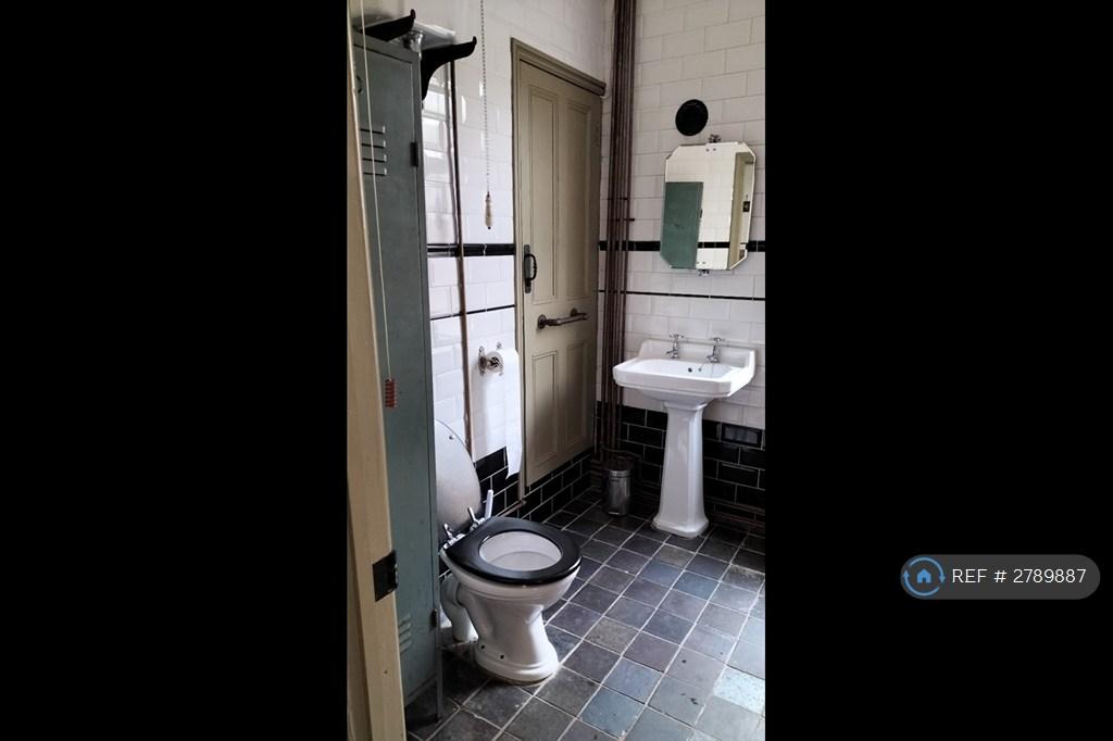 Gf Bathroom Incl Bath/Shower