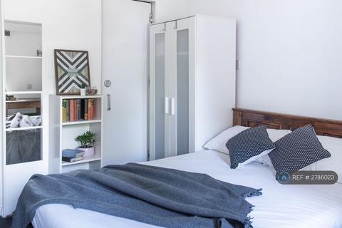 Studio to rent, Mapesbury Lodge, London, NW2
