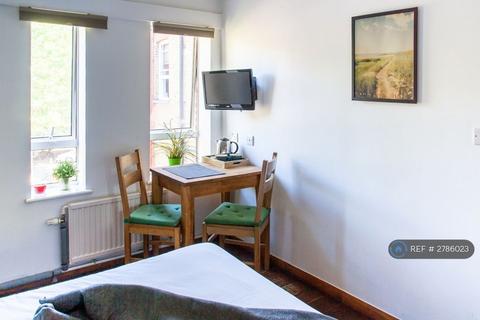 Studio to rent, Mapesbury Lodge, London, NW2