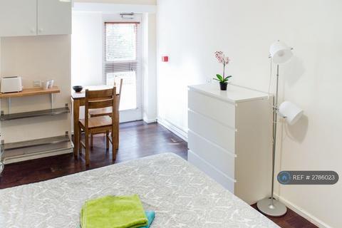 Studio to rent, Mapesbury Lodge, London, NW2