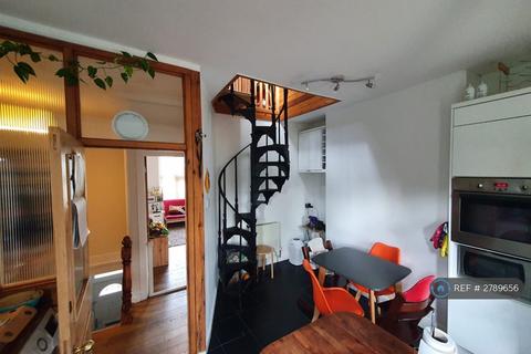 2 bedroom terraced house to rent, Leslie Road, London, N2
