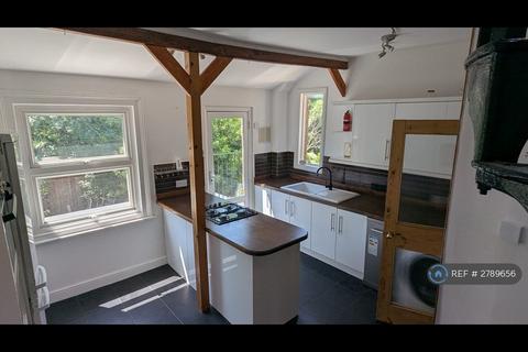 2 bedroom terraced house to rent, Leslie Road, London, N2