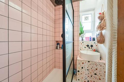 2 bedroom flat for sale, Bromley High Street, London E3