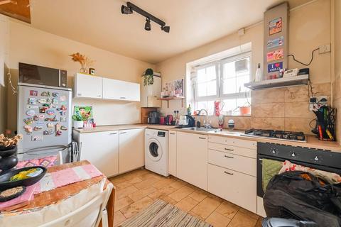 2 bedroom flat for sale, Bromley High Street, London E3
