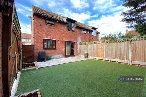 2 bedroom end of terrace house to rent, St. Michaels Close, London, E16