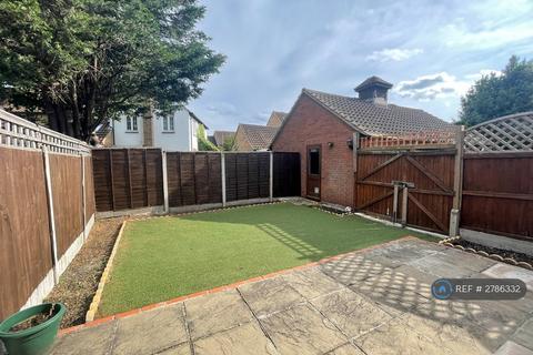 2 bedroom end of terrace house to rent, St. Michaels Close, London, E16