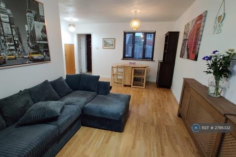 2 bedroom end of terrace house to rent, St. Michaels Close, London, E16