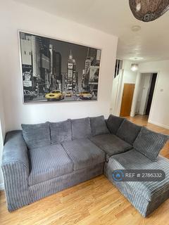 2 bedroom end of terrace house to rent, St. Michaels Close, London, E16
