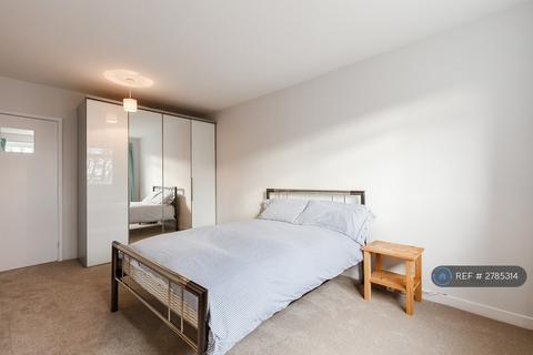 2 bedroom flat to rent, Wessex Court, London, SW15