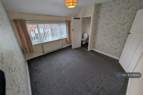 3 bedroom semi-detached house to rent, Annable Road, Manchester, M43