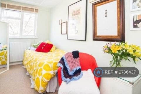 3 bedroom terraced house to rent, Coston Walk, London, SE4