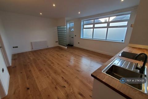 2 bedroom flat to rent, Central Road, Morden, SM4
