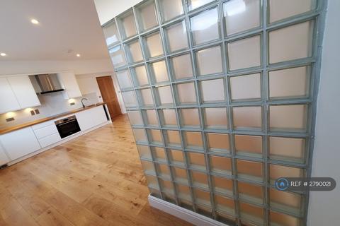 2 bedroom flat to rent, Central Road, Morden, SM4