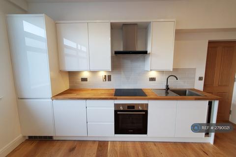 2 bedroom flat to rent, Central Road, Morden, SM4