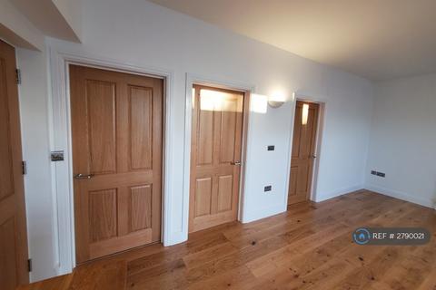 2 bedroom flat to rent, Central Road, Morden, SM4