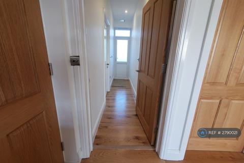 2 bedroom flat to rent, Central Road, Morden, SM4