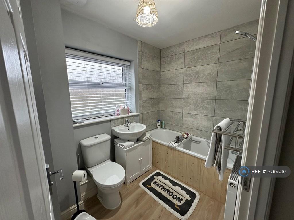Upstairs Bathroom (Bath And Shower)