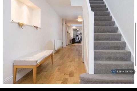 6 bedroom detached house to rent, Honeydon Avenue, St.Neots, PE19