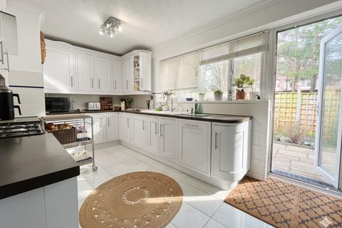 4 bedroom detached bungalow for sale, Durler Gardens, Luton, Bedfordshire, LU1 3TA