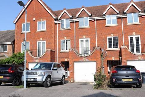 4 bedroom townhouse to rent, Grasholm Way, Langley SL3