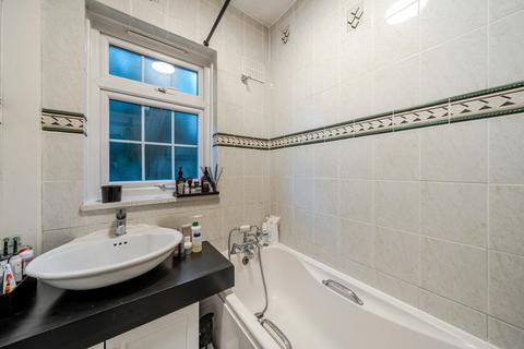 2 bedroom flat to rent, Godley Road, London, SW18