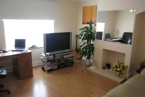 2 bedroom end of terrace house to rent, Stamford Road, Dagenham RM9