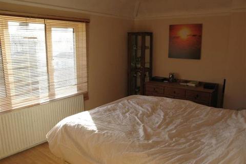 2 bedroom end of terrace house to rent, Stamford Road, Dagenham RM9