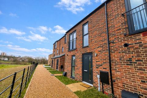 3 bedroom semi-detached house to rent, Furlong Way, Salford, M6