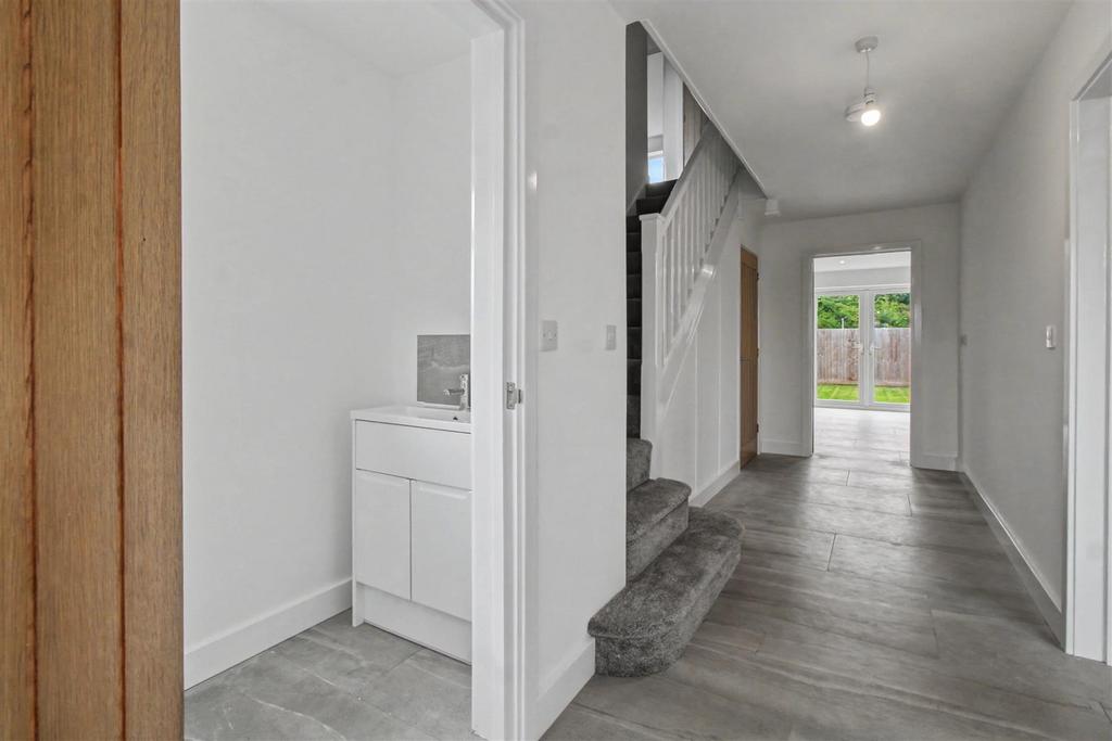 W.C / Entrance Hall