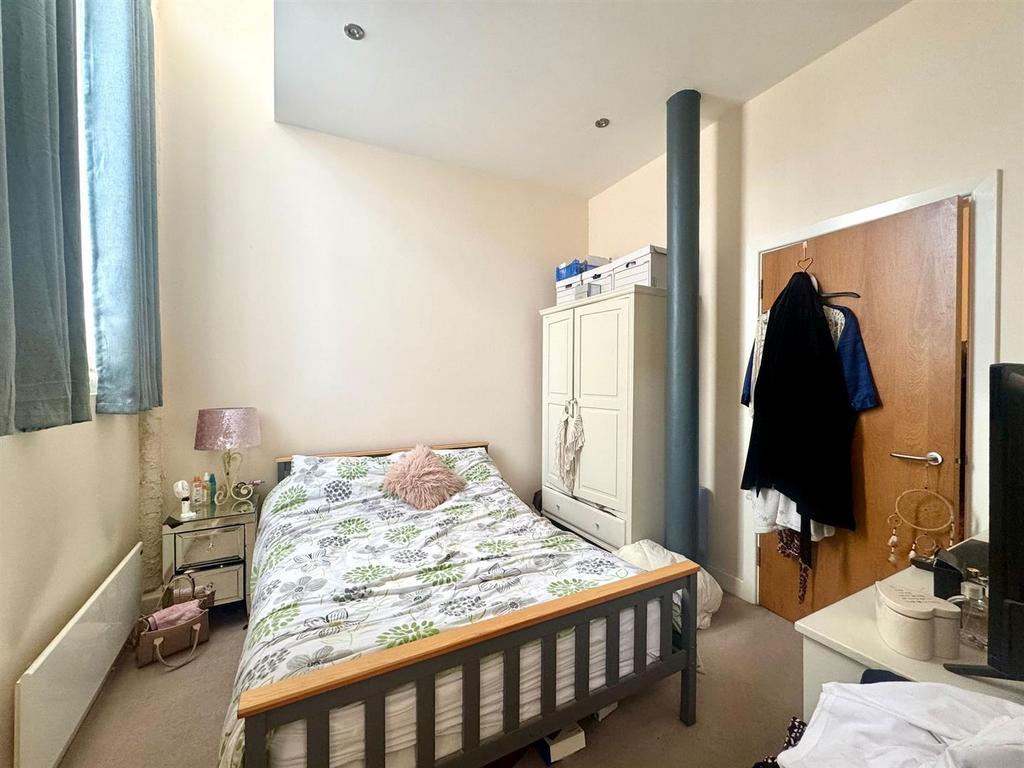 Main bedroom pic 1.jpeg