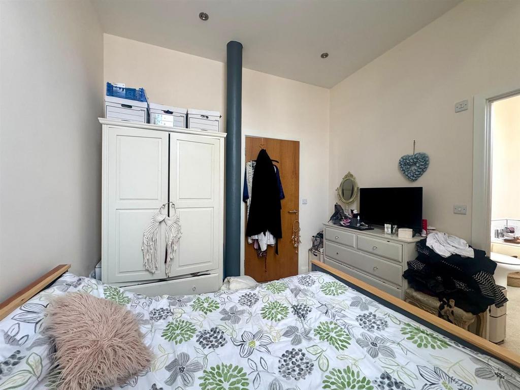 Main bedroom pic 2.jpeg