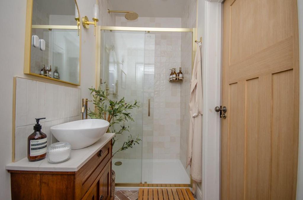 En suite pic 2.jpg