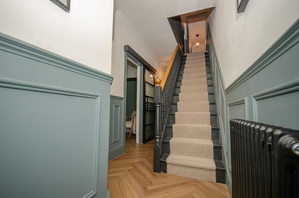 Entrance hall pic 2.jpg