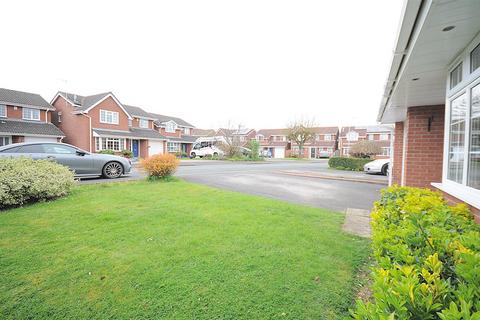4 bedroom detached house to rent, Bakewell Drive, Stone