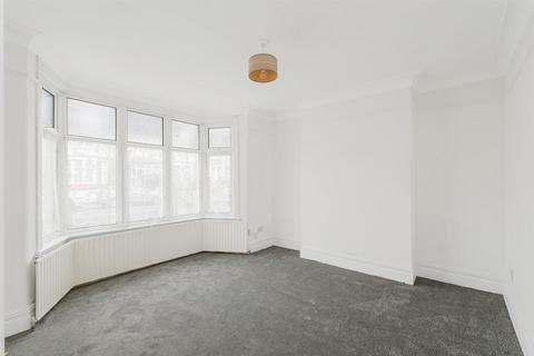 3 bedroom terraced house to rent, Cowley Road, Ilford