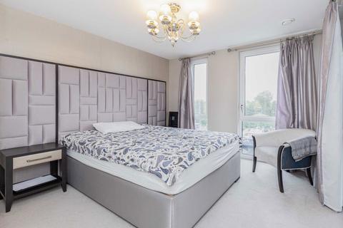 2 bedroom flat to rent, High Street, Brentford TW8