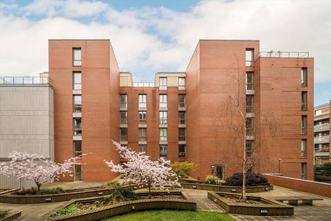 2 bedroom flat to rent, High Street, Brentford TW8