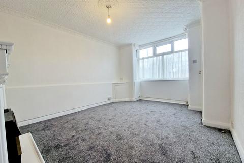 3 bedroom terraced house to rent, Connington Avenue, Manchester, M9