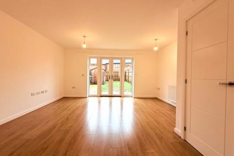 3 bedroom semi-detached house to rent, Victoria Drive, Glebe Farm