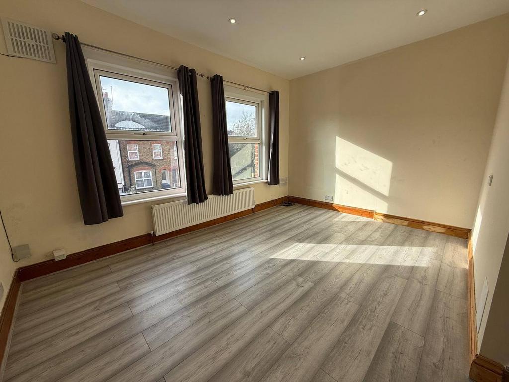 Newly Refurbished 1 Bed Flat with Large Living Ro