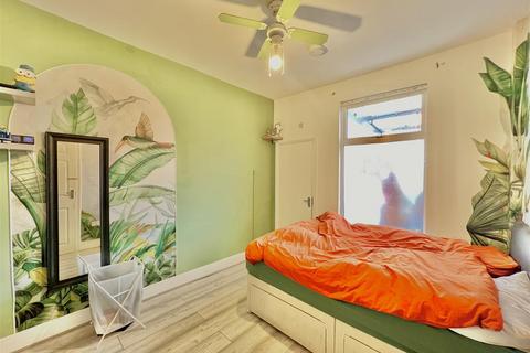 4 bedroom terraced house to rent, Northcote Avenue, Southall UB1